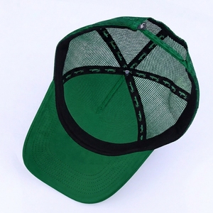 Gorra Trucker <span class=keywords><strong>de</strong></span> 5 Paneles al por Mayor, Gorras Trucker Verdes Lisas al por Mayor, Gorra Trucker <span class=keywords><strong>de</strong></span> Gamuza con Logotipo Bordado Personalizado Profesional - Product Image 4