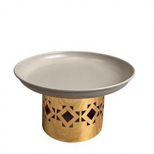Plateau de service moderne en métal, finition beige avec base géométrique dorée découpée, idéal pour gâteaux et fruits - Product Image 1