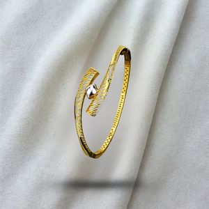 Brazalete Artístico con Acabado Dorado, Diseño de Marco Abierto y Detalles Pulidos, Joyería Contemporánea Elegante para Mujer, Uso Diario - Product Image 1