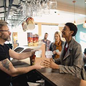 Tempat Minuman Kopi Sekali Pakai Ramah Lingkungan Berbahan Kertas dengan Pegangan, 2 Buah untuk Wine & Tequila - Product Image 5