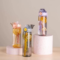Bouteilles d'eau pour sports d'été pouvant être utilisées par les adultes et les enfants comme bouteilles d'eau en plastique résistant aux hautes températures