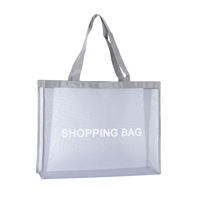 Sac à bandoulière tendance en nylon recyclé, écologique et personnalisable, grand format, style minimaliste, idéal pour le shopping ou la plage