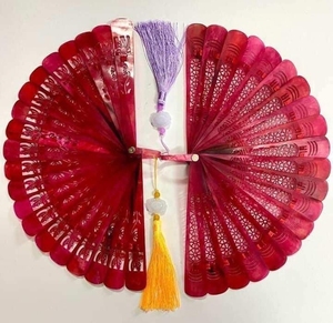 Éventail pliant de luxe en corne de buffle, artisanal, avec découpes florales exquises, pour occasions spéciales - Product Image 6