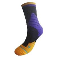 Chaussettes de sport montantes rayées en Spandex/Nylon tricoté de haute qualité pour jeunes hommes, idéales pour la course estivale – Vente en gros personnalisée