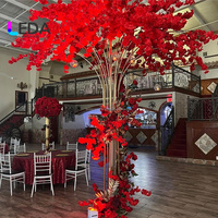 Dekorasi Latar Belakang Acara Pernikahan Pohon Logam Besar LEDA Warna Emas dengan Bunga Sakura Merah Buatan