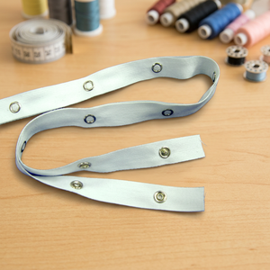 Ruban à attaches métalliques DK-480 |   Ruban adhésif pour boutons |   Bande de ruban métallique blanche avec attaches en laiton pour la fixation de vêtements - Product Image 3