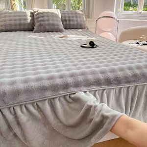 Venta <span class=keywords><strong>de</strong></span> fábrica Coral Fleece Ecológico Cama <span class=keywords><strong>de</strong></span> invierno Falda Conjunto <span class=keywords><strong>de</strong></span> tres piezas Borde <span class=keywords><strong>de</strong></span> encaje Estilo moderno Respetuoso con la piel para uso doméstico - Product Image 3
