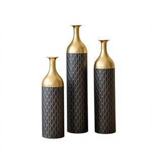 Jarrón de aluminio hecho a mano con recubrimiento de polvo negro, contemporáneo y decorativo para el hogar, la villa o el hotel. - Product Image 2