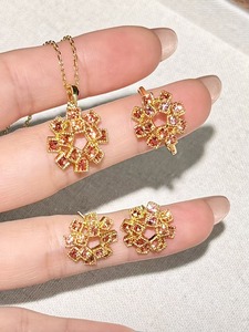 แหวนเงินแท้ 925 ชุบทอง 18K ประดับพลอยทับทิมสีแดงสังเคราะห์รูปดอกไม้ไฟ จาก UM Jewelry เหมาะสำหรับงานแต่งงาน งานเลี้ยงฉลองครบรอบ และเป็นของขวัญในชีวิตประจำวัน - Product Image 5
