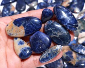 Cabochon de Sodalite Naturelle |   Pierre en vrac arc-en-ciel avec des veines blanches pour la création de bijoux - Product Image 2