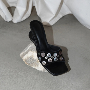 Sandalias de Tacón Alto para Mujer, Hechas a Mano, de Cuero Genuino, Diseño Original, de Piel de Oveja, Estilo Retro, con Forma de Concha, Negras, Cuadradas, con Corazón - Product Image 2