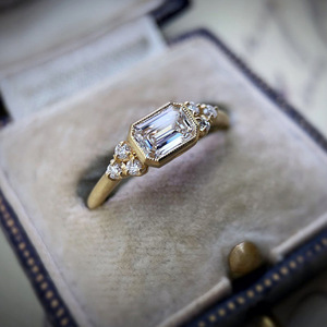 Anello di fidanzamento con diamante taglio smeraldo F1551 in oro massiccio 18 carati con montatura a griffe, gioiello da donna con design geometrico. - Product Image 5