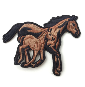Cheval et <span class=keywords><strong>poulain</strong></span> fer sur coudre sur l'insigne d'appliques de patch brodé complet - Product Image 1