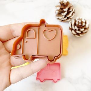 Cortador <span class=keywords><strong>de</strong></span> galletas <span class=keywords><strong>de</strong></span> plástico con dibujos animados para niños, prensa <span class=keywords><strong>de</strong></span> émbolo <span class=keywords><strong>de</strong></span> galletas diy, 4 piezas, tren <span class=keywords><strong>de</strong></span> coches, venta al por mayor - Product Image 3