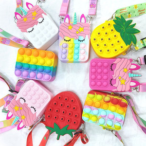 Vente flash : Sacs à main et sacs à main pour enfants mignons en forme de licorne Popit, petits sacs à main en silicone Pop It pour filles et mini sacs à main - Product Image 1