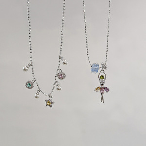 Collana con Stella a Cinque Punte e Bambina Danzante, Design di Nicchia, Versatile, Unica, di Alta Gamma, Alla Moda, Placcata Oro, con Catenina per Clavicola - Product Image 3