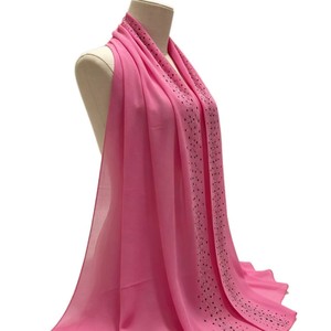 <span class=keywords><strong>Voile</strong></span> en mousseline de soie perlée, largement drapé, à double rayure dégradée, orné de strass chatoyants et de strass thermocollés complexes - Product Image 3