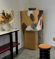 Armoire à vin en bois artistique haut de gamme avec motifs pour bar à domicile contemporain et rangement de luxe