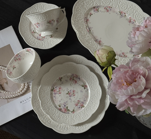 Elegante Juego de Vajilla de Porcelana con Relieve Floral Francés - Platos y Tazas de Cerámica con Rosas Rosadas Vintage para Bodas y Eventos, Venta al Por Mayor - Product Image 1