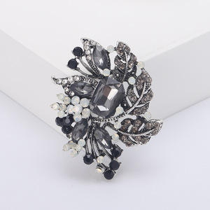 Broche Fleur en Alliage de Cristal et Strass, Bijou Élégant Rétro pour Femme, Plaqué Or, Cadeau de Fête et de Mariage - Product Image 3
