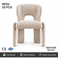 Chaise de salle à manger moderne en bouclette crème, avec découpe en arc et dossier ailé, pieds en colonne, pour hôtels, restaurants, cafés et usage commercial (OEM & ODM, vente en gros)