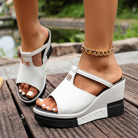 Sandales compensées à plateforme pour femme, à bride arrière et à lanière de cheville, avec breloque métallique, bout ouvert, chaussures d'été, noir et blanc