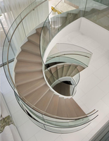Système d'escalier contemporain de luxe pour la maison avec garde-corps en verre trempé et marches en bois massif, escalier en colimaçon en bois