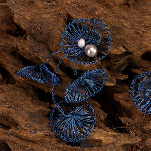 Boucles d'oreilles pendantes en alliage de cuivre avec perles enveloppées de fil bleu faites à la main |   Bijoux bohèmes artisanaux pour - Product Image 1