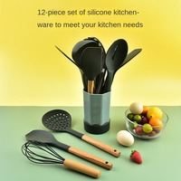 2022 nouveaux ustensiles de cuisine en Silicone 12 pièces accessoires cuisson douce ensemble d'ustensiles de cuisine avec manche en bois