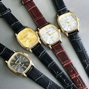 Nouvelle montre-bracelet carrée rétro minimaliste haut de gamme pour femme, en alliage, à quartz, vente en gros - Product Image 1