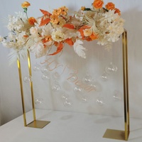 Décorations de mariage HY carrées hautes en métal doré centres de table en arc avec boules en acrylique suspendues