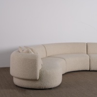 Canapé incurvé en tissu cachemire couleur crème style Wabi-sabi, grand canapé de luxe pour salons spacieux dans les appartements plats