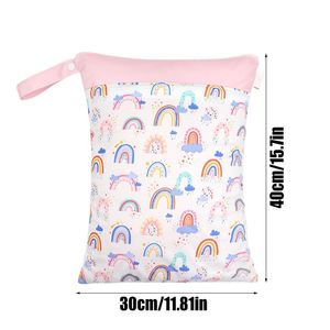 Sac étanche léger en polyester avec fermeture éclair pour vêtements de bain, couches, accessoires de pompe et plus encore pour bébé - Bleu Arc-en-ciel - Product Image 3