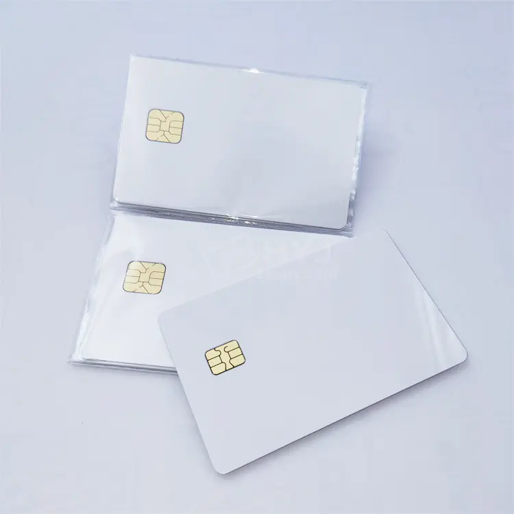 FM4428 या FM4442 चिप के साथ थर्मल प्रिंट करने योग्य CR80 सफेद पीवीसी ब्लैंक पीवीसी कार्ड