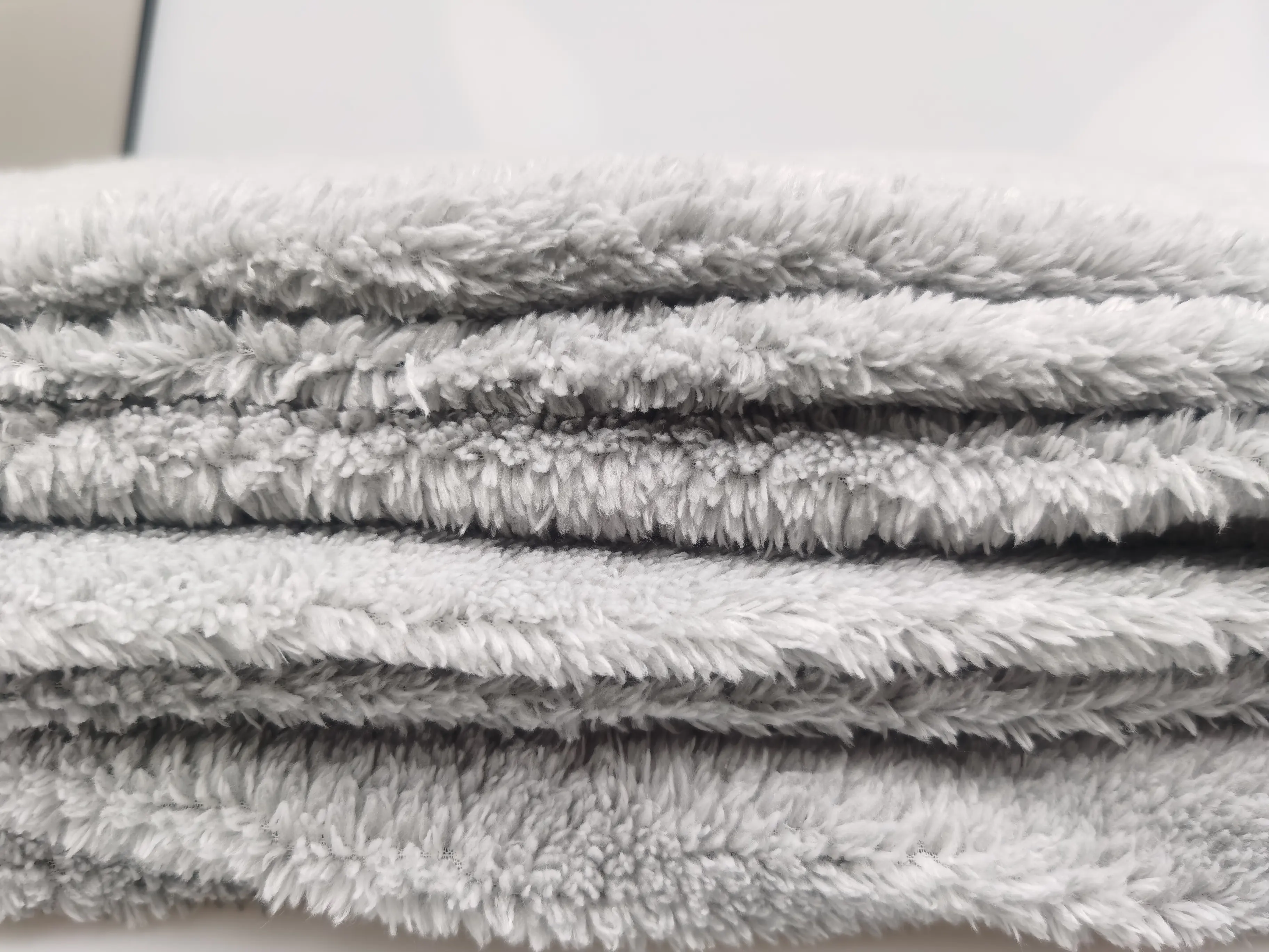 Muestra gratis de fábrica personalizado 100% poliéster antipíldora a prueba de viento teñido impreso Shu tela de lana de terciopelo suave para ropa