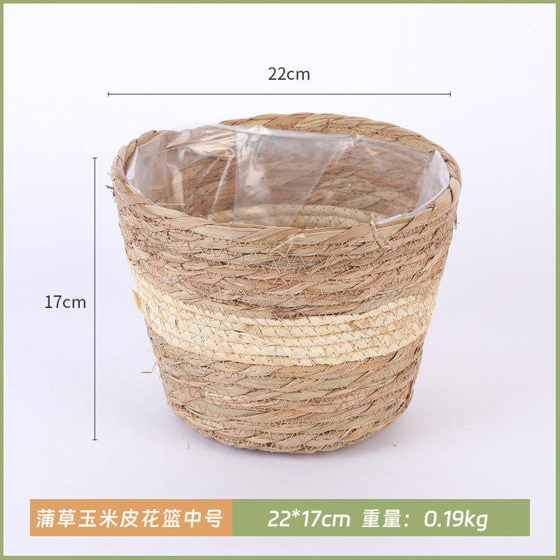 Panier de fleurs de quenouilles et de cosse de maïs de taille moyenne