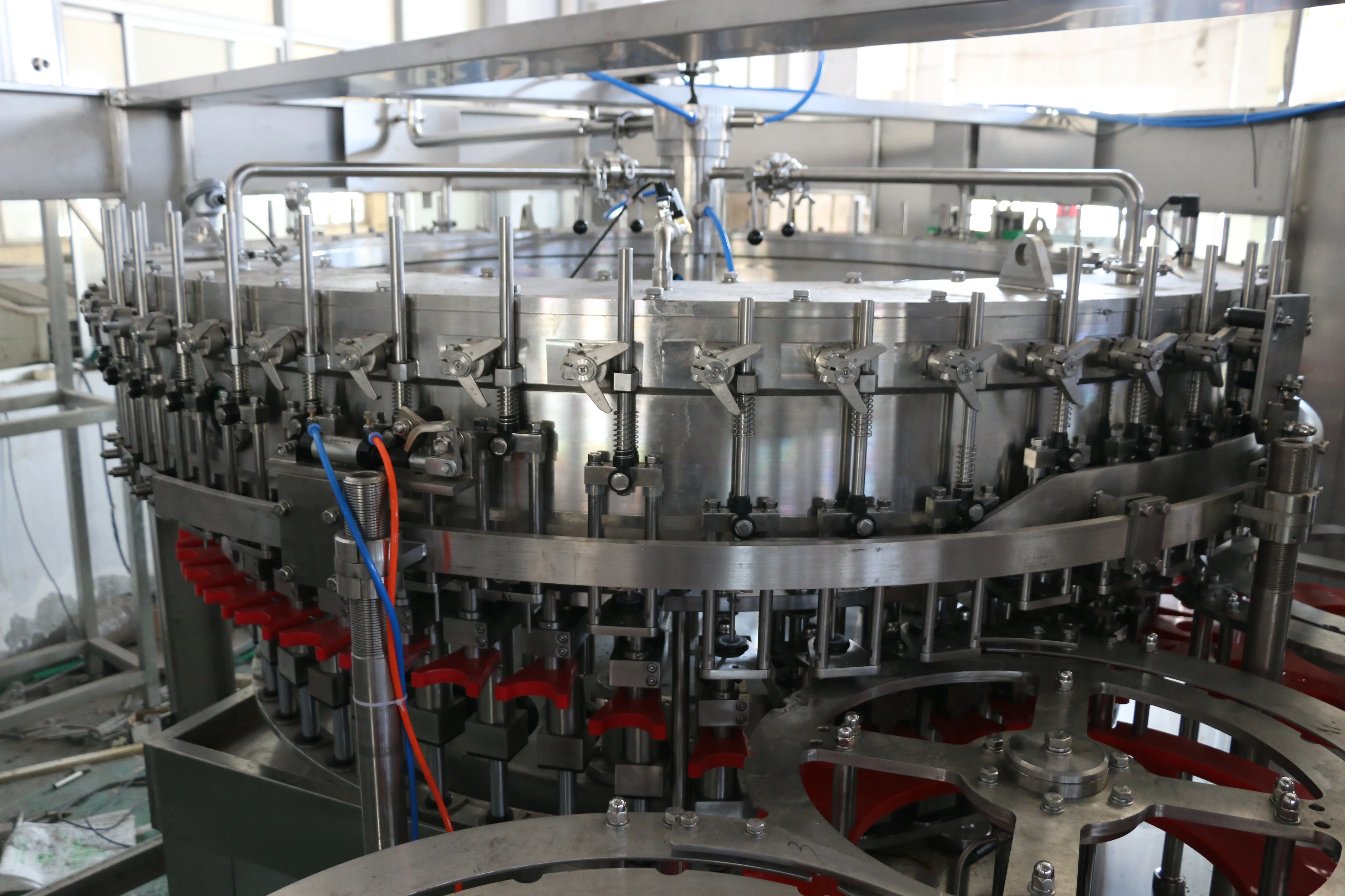 Mesin pengisi Soda buah otomatis, mesin pengisi cair air botol minuman karbon berkilau 20000-22000 BPF