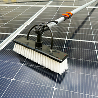 Brosse de nettoyage solaire à double alimentation : prise secteur et fonctionnement sur batterie. Perche télescopique avec pulvérisateur d'eau. Optimisez l'efficacité des panneaux dès maintenant