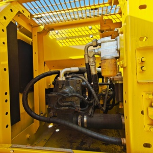 Excavatrice hydraulique sur chenilles Komatsu PC130 de 13 tonnes, d'occasion, 90% neuve, pour chantier de construction routière, d'origine japonaise, à vendre - Product Image 4