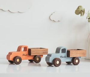 Camion en bois personnalisé, jouet sensoriel avec noms, jouet pour tout-petits, premier cadeau de Noël pour les enfants, pour le salon - Product Image 1