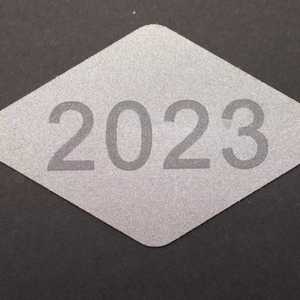 Etichetta Riflettente Personalizzata con Numero Annuale, Angoli Arrotondati, Distintivo di Sicurezza Notturna Riflettente - Product Image 1