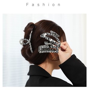 Clips de garra de nuevo diseño YJL, clips de garra de pelo de color Vaca, clips de garra de pelo recortados medianos en blanco y negro para mujer - Product Image 5
