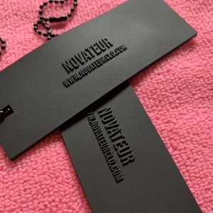 Etichetta in Silicone con Logo 3D Completamente Nera, Nuovissimo Design con Logo Convesso in PVC e Catena a Sfera Nera - Product Image 2