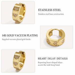 Pendientes de aro Huggie con incrustaciones de corazón, de acero inoxidable chapado al vacío en oro de 14K, anchos y articulados, tipo statement - Product Image 3