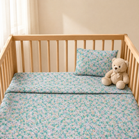Tissu imprimé floral bleu clair 100% coton, motif fleurs pastel lavande et blanc, écologique pour pyjamas et quilting pour enfants