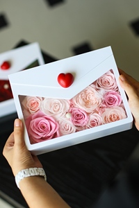 La Scatola a Forma di Busta Contiene un Nuovo e Affascinante Set Regalo a Tema San Valentino Pieno di Dolci Parole e Rose. - Product Image 3