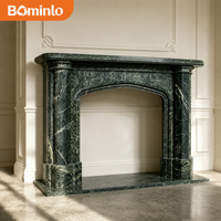 Cheminée en marbre vert, pilier octogonal, design arche Tudor, pierre rare polie pour projet d'aménagement intérieur de luxe pour hôtel, club, villa