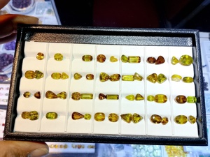 Piedras preciosas esfénicas naturales Piedras semipreciosas sueltas para la fabricación de joyas Corte ovalado y cojín disponible para venta al por mayor - Product Image 3