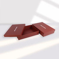 2 Carpetas Rígidas Rojas de Cartón con Logotipo Blanco Personalizado en Relieve, Materiales Reciclados para Empaque de Joyería de Lujo