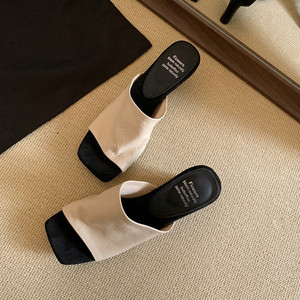 Sandales plates avec design à doigts dénudés, tongs tendance pour la maison, la piscine et la plage - Product Image 1